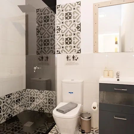 Apartament For 2 Px - 10' Walk - Barcelona Center 25' Train