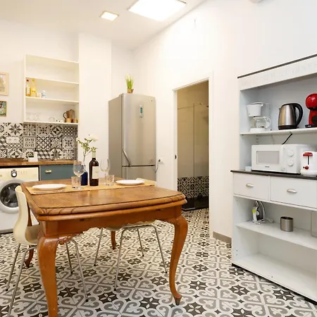 Apartament For 2 Px - 10' Walk - Barcelona Center 25' Train