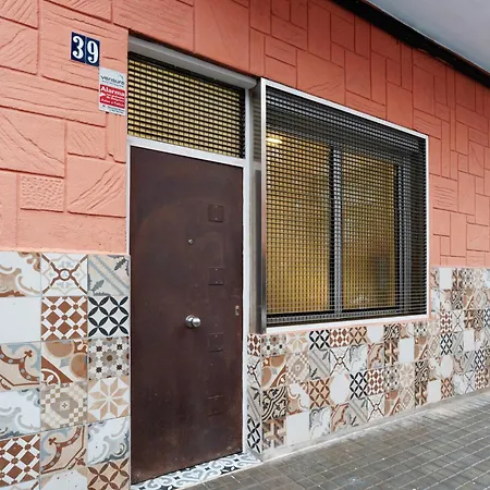 For 2 Px - 10' Walk - Barcelona Center 25' Train Apartament *